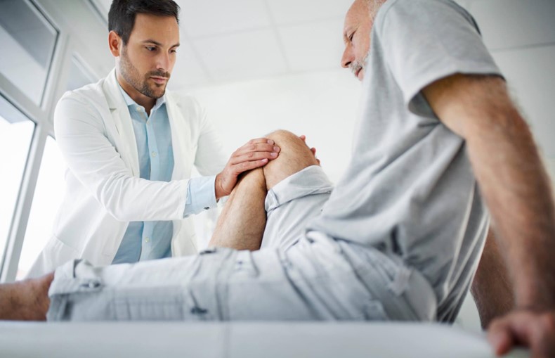 A doctor examining a patients knee in Kentucky