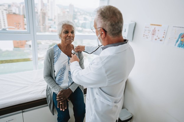 A doctor examining a patients knee in Jeffersonville, Kentucky medical office